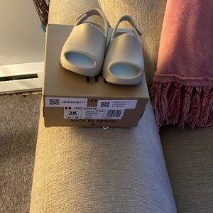 Baby Yeezy slides size 3
